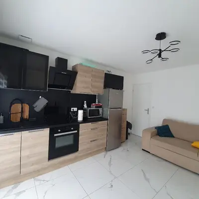 Cuisine ou kitchenette dans l'établissement Appartement EVR!CA - 1 place parking gratuit