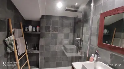 Salle de bains dans l'établissement Le GENISTA