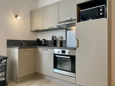 Cuisine ou kitchenette dans l'établissement Charmant Duplex Rénové au Cœur de St Joachim, proche Parc de Brière et Plages - FR-1-306-1222