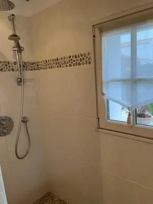 Salle de bains dans l'établissement Les Chênes Verts