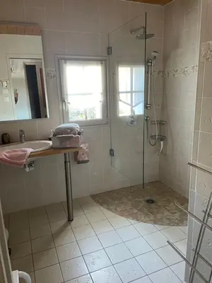 Salle de bains dans l'établissement Les Chênes Verts