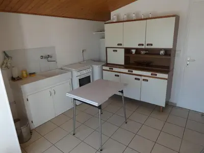 Cuisine ou kitchenette dans l'établissement Maison Vendéenne avec Jardin - Animaux Admis - FR-1-540-168