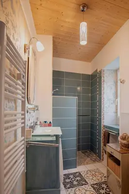 Salle de bains dans l'établissement Les Charmes de Castellariis proche du Puy du Fou