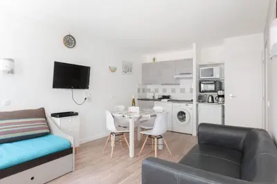 Cuisine ou kitchenette dans l'établissement Le Green - Piscine - Mer - Wifi