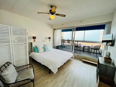 Un ou plusieurs lits dans un hébergement de l'établissement Studio panoramique océan du Marina