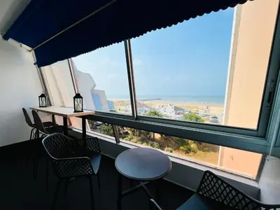 Vue générale sur la mer ou vue sur la mer prise depuis l'appartement