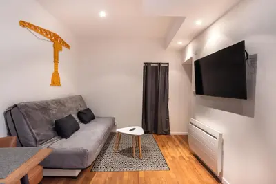 Télévision ou salle de divertissement dans l'établissement La Grue Jaune