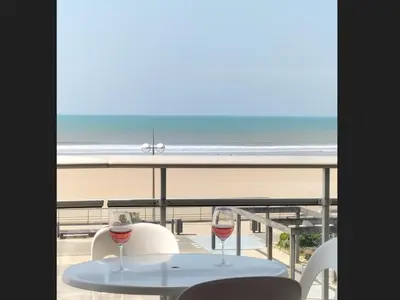 Vue générale sur la mer ou vue sur la mer prise depuis l'appartement