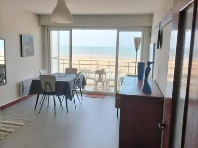 Vue générale sur la mer ou vue sur la mer prise depuis l'appartement