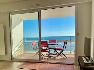 Vue générale sur la mer ou vue sur la mer prise depuis l'appartement
