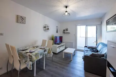 Télévision ou salle de divertissement dans l'établissement Vacances a deux pas de la plage pour quatre personnes