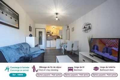 Télévision ou salle de divertissement dans l'établissement Vacances a deux pas de la plage pour quatre personnes