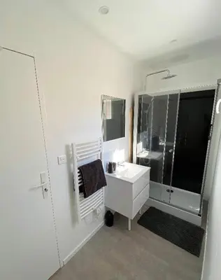 Salle de bains dans l'établissement maison moderne proche centre ville/hôpital