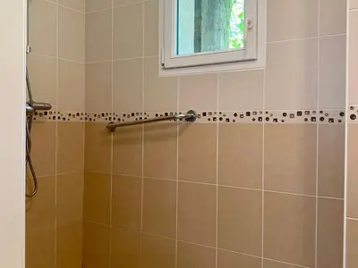 Salle de bains dans l'établissement Maison de vacances spacieuse près de la forêt, avec jardin, cheminée, wifi, et équipements de loisirs. - FR-1-306-1223
