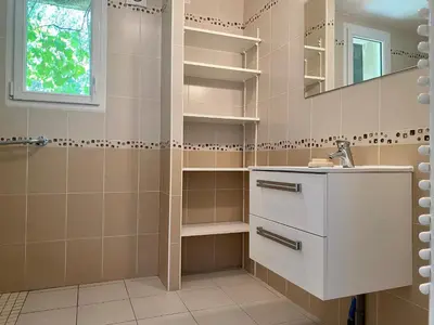 Plan de l'établissement Maison de vacances spacieuse près de la forêt, avec jardin, cheminée, wifi, et équipements de loisirs. - FR-1-306-1223