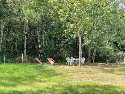 Jardin de l'établissement Maison de vacances spacieuse près de la forêt, avec jardin, cheminée, wifi, et équipements de loisirs. - FR-1-306-1223