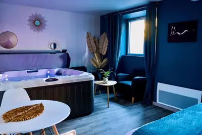 Coin salon dans l'établissement L'Evasion chambre LAOS avec Jacuzzi privatif