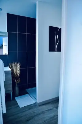 Télévision ou salle de divertissement dans l'établissement L'Evasion chambre LAOS avec Jacuzzi privatif