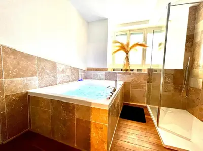 Salle de bains dans l'établissement Love Room Secrète Les Petits Plaisirs