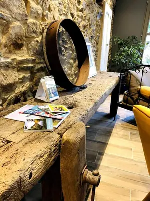 Coin salon dans l'établissement Maison l'or du temps, gîte les Glycines