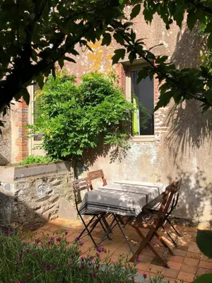 Jardin de l'établissement Maison l'or du temps, gîte les Glycines