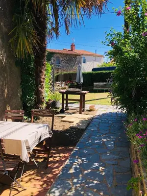 Jardin de l'établissement Maison l'or du temps, gîte les Glycines