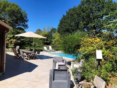 Piscine de l'établissement Maison charmante avec piscine privée à Saint-Georges-de-PointindouxC ou située à proximité