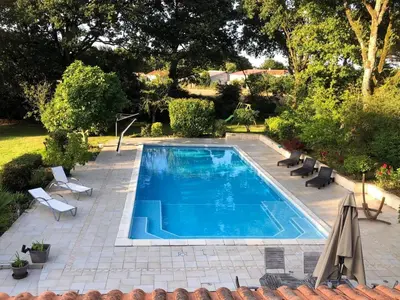 Piscine de l'établissement Maison charmante avec piscine privée à Saint-Georges-de-PointindouxC ou située à proximité