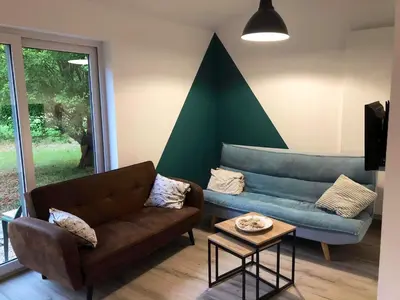 Coin salon dans l'établissement Maison charmante avec piscine privée à Saint-Georges-de-PointindouxC