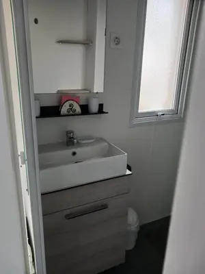 Salle de bains dans l'établissement Mobil home 2 chambres à St brėvin les pins 44
