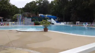 Piscine de l'établissement Mobil home 2 chambres à St brėvin les pins 44 ou située à proximité