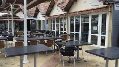 Restaurant ou autre lieu de restauration dans l'établissement Mobil home 2 chambres à St brėvin les pins 44