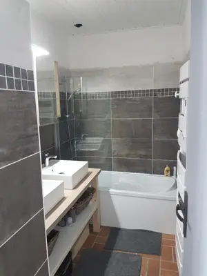 Salle de bains dans l'établissement La Villa du Tesselier