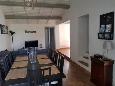 Télévision ou salle de divertissement dans l'établissement La Villa du Tesselier