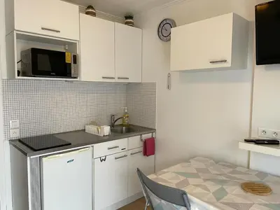 Cuisine ou kitchenette dans l'établissement charmant studio plage et marché à pied