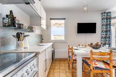 Cuisine ou kitchenette dans l'établissement À 50m de la plage, charmante maison à St Hilaire