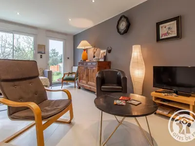 Télévision ou salle de divertissement dans l'établissement Charmante Maison avec Jardin, Proche Puy du Fou et Cholet, Wifi, Tout Confort - FR-1-622-48