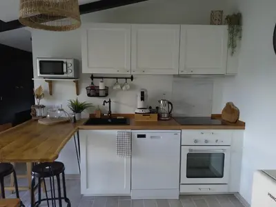 Cuisine ou kitchenette dans l'établissement Ty Grain de Sel : logement privatif avec piscine, jardin et patio