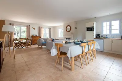 Cuisine ou kitchenette dans l'établissement Belle maison proche de la mer pour 6 personnes