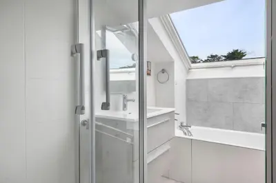Salle de bains dans l'établissement Face à la mer, appartement sous les toits pour 4