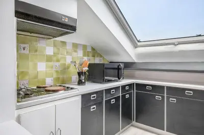Cuisine ou kitchenette dans l'établissement Face à la mer, appartement sous les toits pour 4
