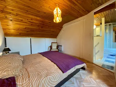 Un ou plusieurs lits dans un hébergement de l'établissement Maison au calme avec jardin clos, 25 km des plages, 2 chambres, climatisation, Wifi, parking sécurisé - FR-1-306-1225