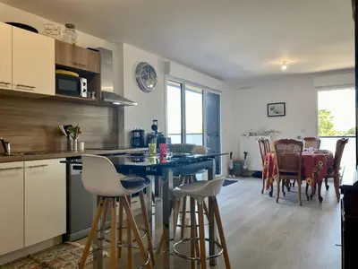 Cuisine ou kitchenette dans l'établissement Appartement 3 pièces avec terrasse, proche plage, parking, ascenseur – Pornichet - FR-1-306-1226