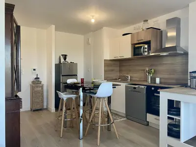 Cuisine ou kitchenette dans l'établissement Appartement 3 pièces avec terrasse, proche plage, parking, ascenseur – Pornichet - FR-1-306-1226