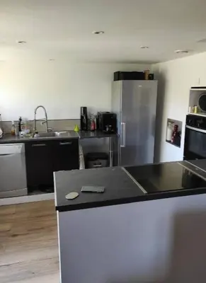 Cuisine ou kitchenette dans l'établissement Agréable chambre d'hôte climatisée