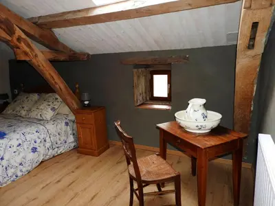 Un ou plusieurs lits dans un hébergement de l'établissement Maison charmante près de Nueil-les-Aubiers avec jardin
