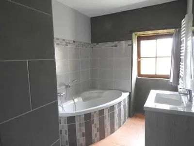 Salle de bains dans l'établissement Maison charmante près de Nueil-les-Aubiers avec jardin
