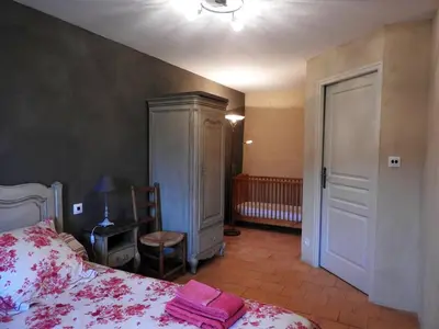 Un ou plusieurs lits dans un hébergement de l'établissement Maison charmante près de Nueil-les-Aubiers avec jardin