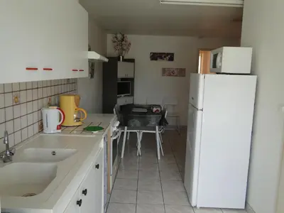 Cuisine ou kitchenette dans l'établissement Gîte Orchidée