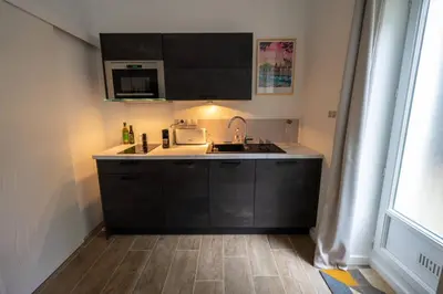 Cuisine ou kitchenette dans l'établissement Marechal's Studio near train station & downtown